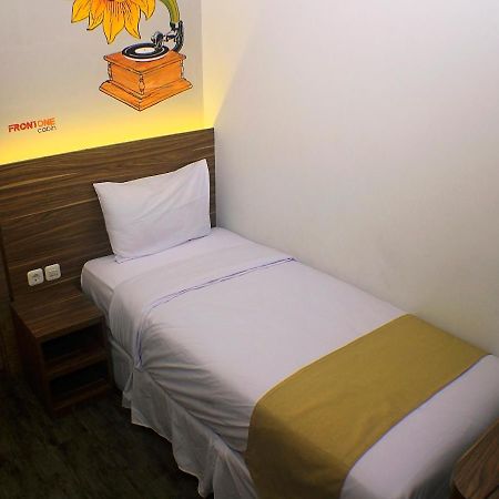 Front One Cabin Malioboro Jogja Hotel ยอกยาการ์ตา ภายนอก รูปภาพ